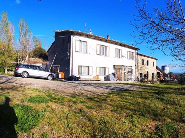 casa indipendente in vendita a Tavoleto