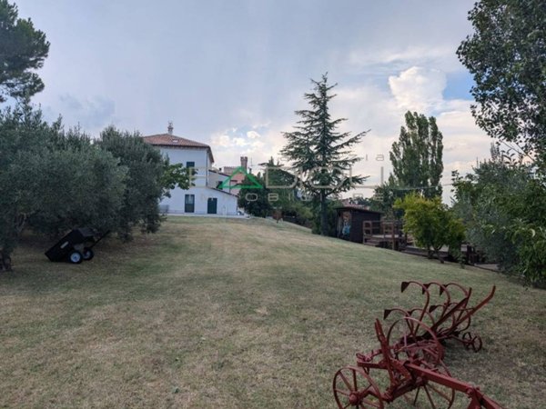 casa indipendente in vendita a Tavoleto