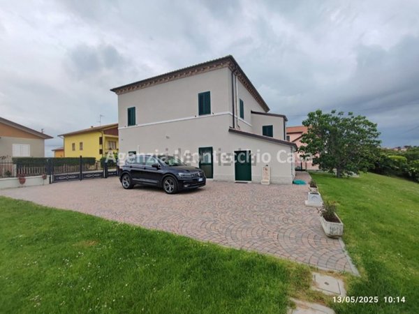 casa indipendente in vendita a Tavoleto