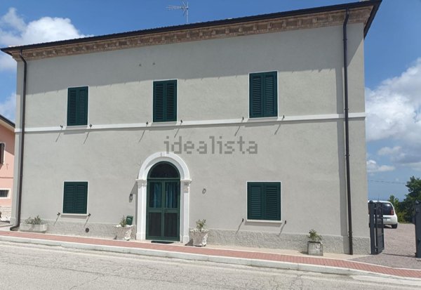 casa indipendente in vendita a Tavoleto
