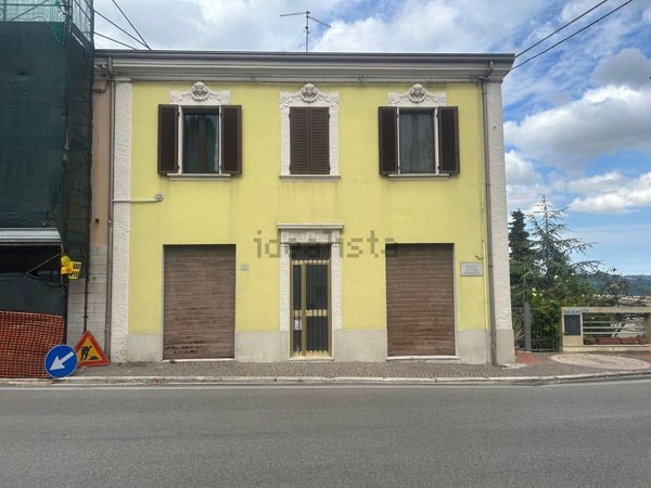 casa indipendente in vendita a Tavoleto