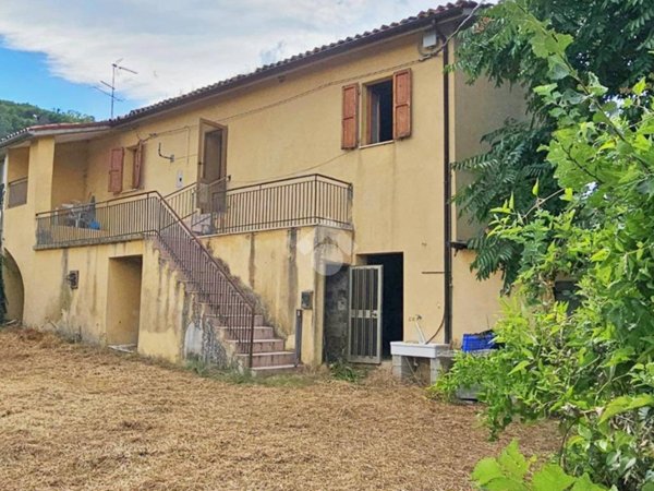 casa indipendente in vendita a Tavoleto