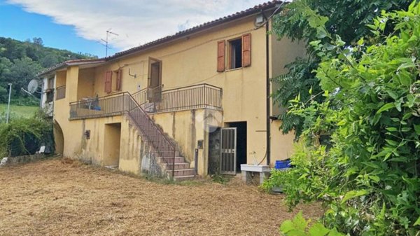 casa indipendente in vendita a Tavoleto