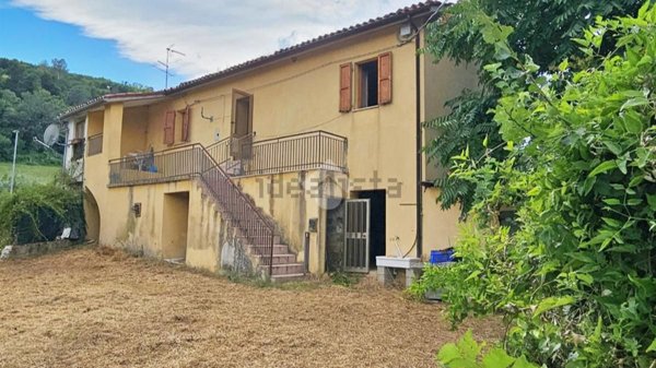 casa indipendente in vendita a Tavoleto