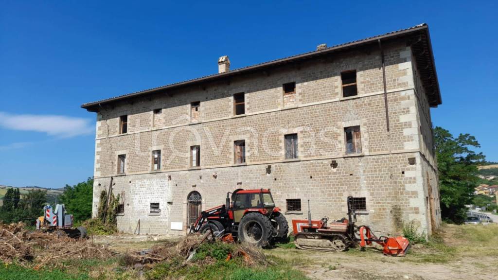 casa indipendente in vendita a Tavoleto