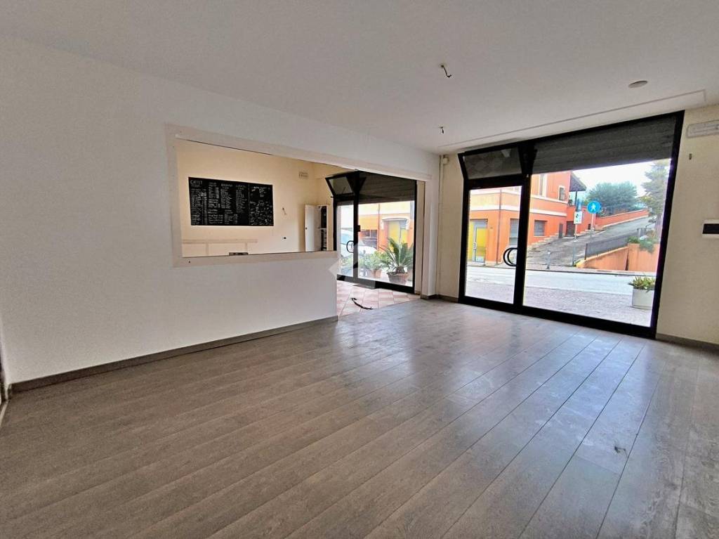 negozio in vendita a Tavullia