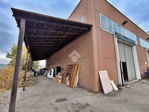 locale commerciale in vendita a Tavullia