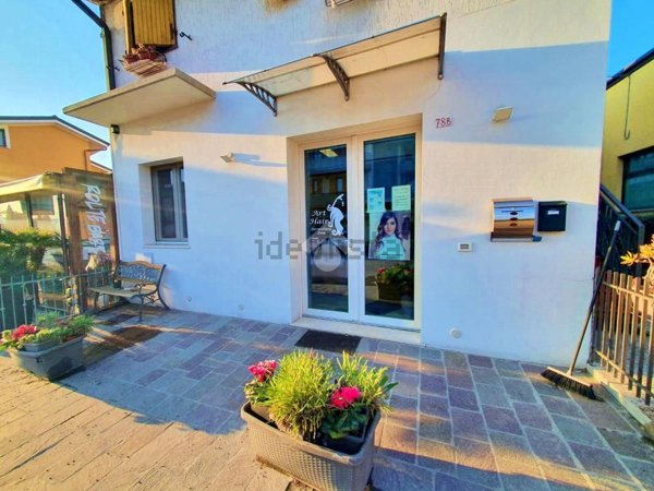 negozio in vendita a Tavullia