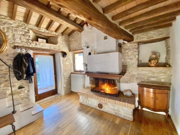 casa indipendente in vendita ad Urbania in zona Orsaiola