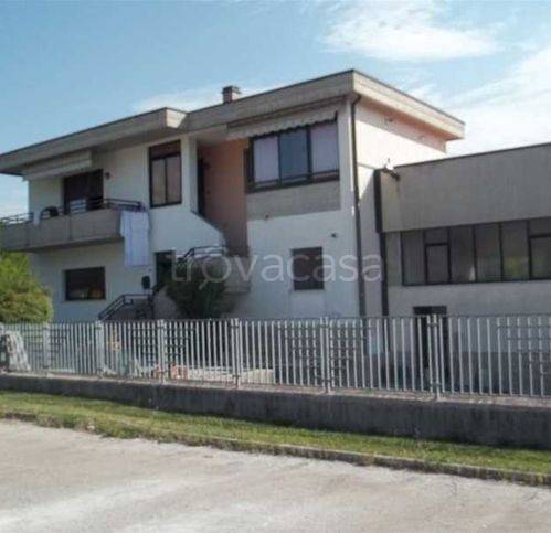 locale commerciale in vendita ad Urbania