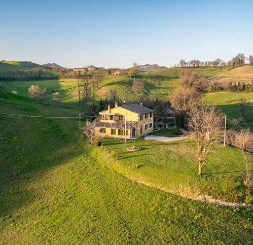 casa indipendente in vendita ad Urbania in zona Muraglione
