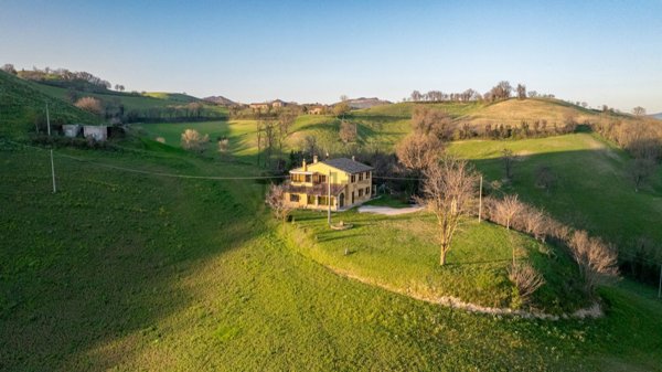 casa indipendente in vendita ad Urbania in zona Muraglione