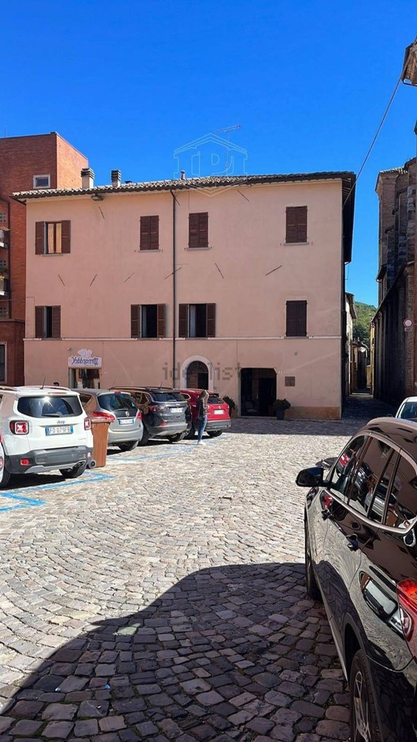 negozio in vendita ad Urbania