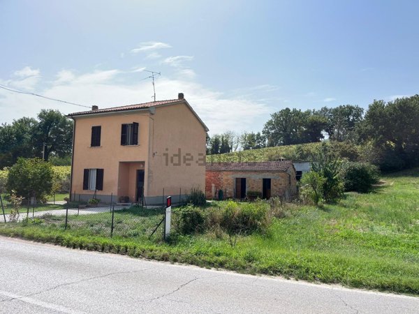 casale in vendita ad Urbania in zona Muraglione