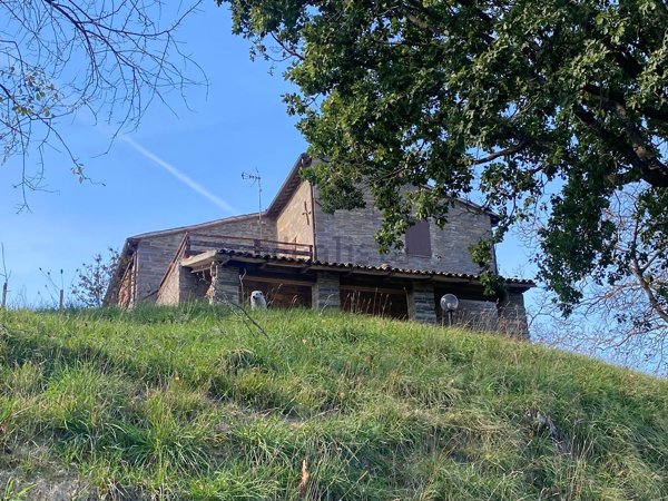 casale in vendita ad Urbania in zona Campi Resi