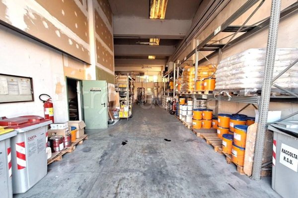 capannone in vendita ad Urbania in zona Santa Maria del Piano