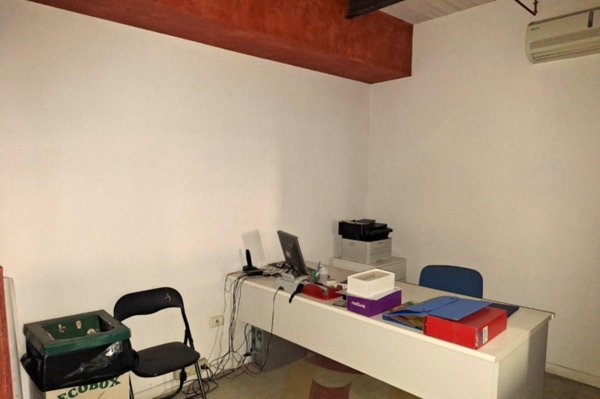 locale commerciale in vendita ad Urbania in zona Santa Maria del Piano