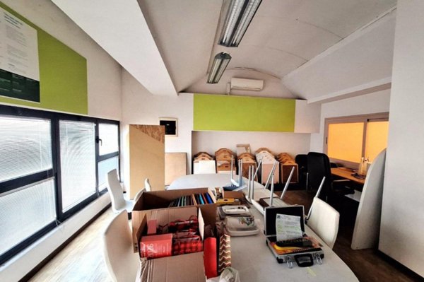 locale commerciale in vendita ad Urbania in zona Santa Maria del Piano