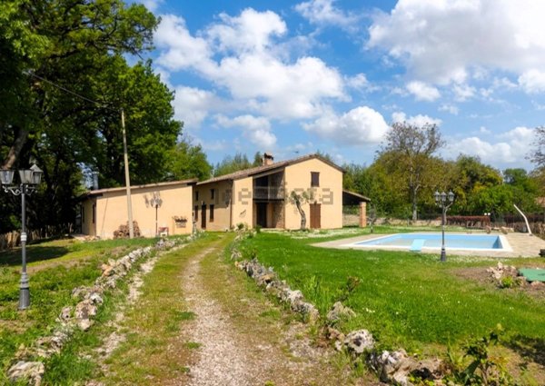 casa indipendente in vendita ad Urbania in zona Muraglione