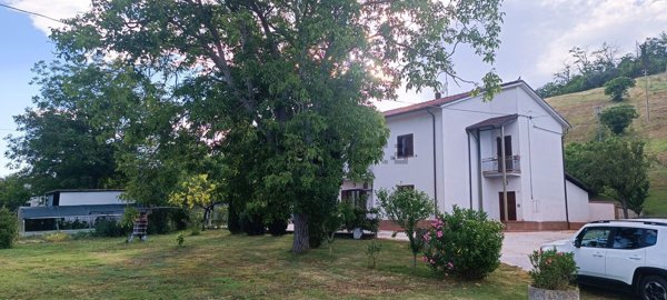 casa indipendente in vendita ad Urbania in zona Muraglione