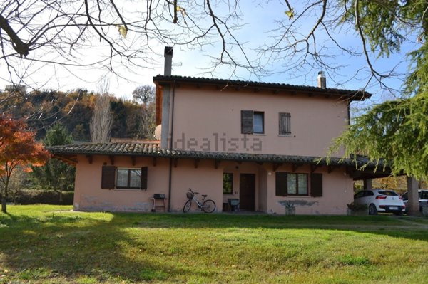 casa indipendente in vendita ad Urbania in zona Orsaiola