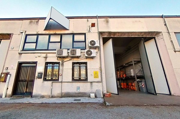 locale commerciale in vendita ad Urbania in zona Santa Maria del Piano