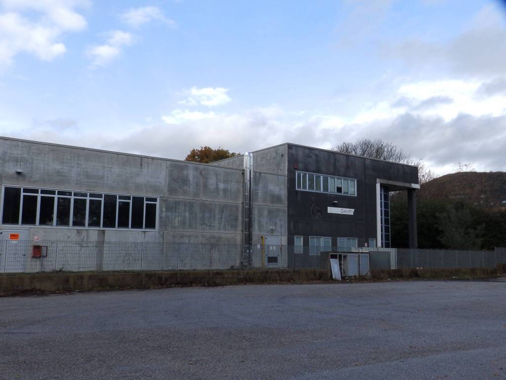 locale commerciale in vendita ad Urbino in zona Canavaccio