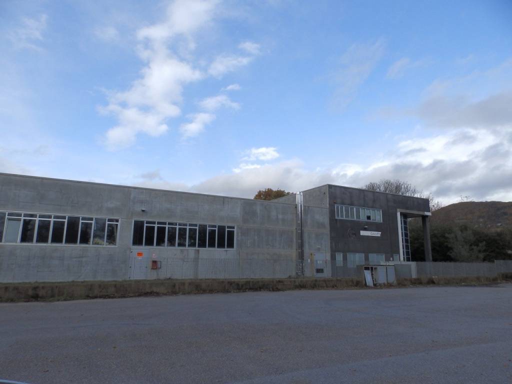 locale commerciale in vendita ad Urbino in zona Canavaccio