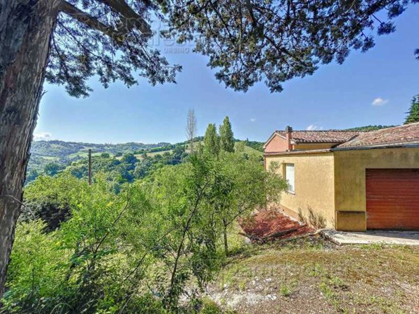 casa indipendente in vendita ad Urbino in zona Castello di Cavallino