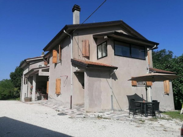 casa indipendente in vendita ad Urbino