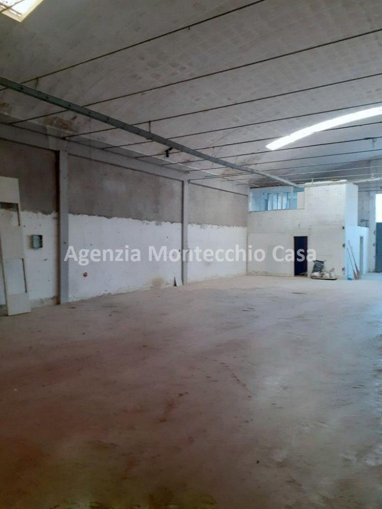capannone in vendita ad Urbino in zona Pantiera