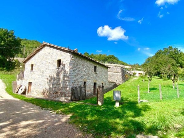 casa indipendente in vendita ad Urbino in zona Canavaccio