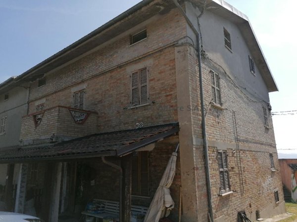 casa indipendente in vendita ad Urbino in zona Trasanni