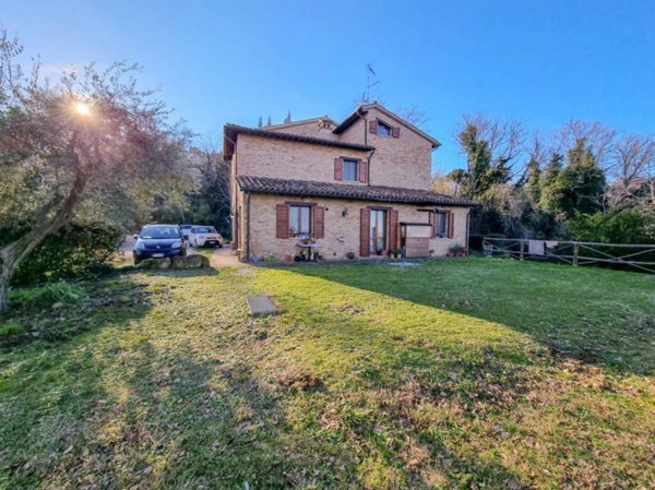 casa indipendente in vendita ad Urbino in zona Castello di Cavallino
