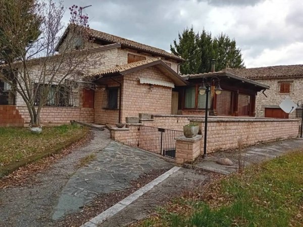 casa indipendente in vendita ad Urbino in zona Canavaccio