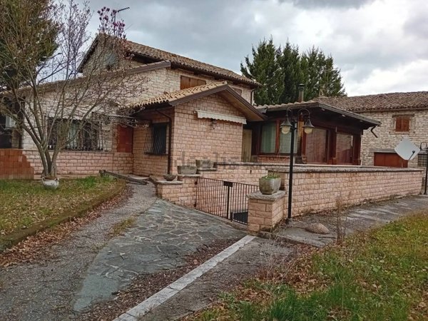 casa indipendente in vendita ad Urbino in zona Canavaccio