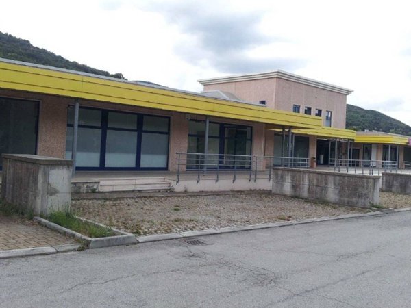 negozio in vendita ad Urbino in zona Canavaccio