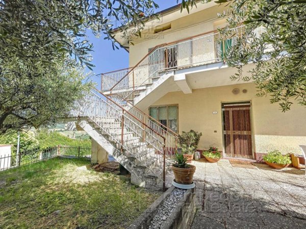 casa indipendente in vendita ad Urbino in zona Pieve di Cagna