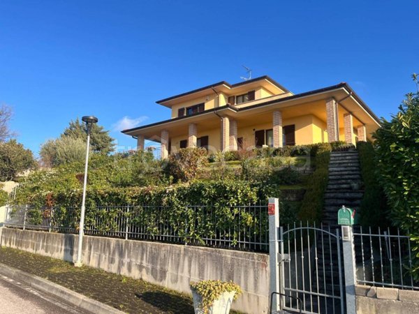 casa indipendente in vendita ad Urbino in zona La Torre