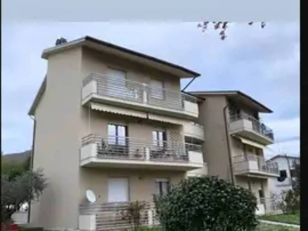 appartamento in vendita ad Urbino in zona Canavaccio