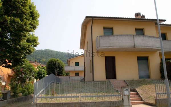 appartamento in vendita ad Urbino in zona Canavaccio