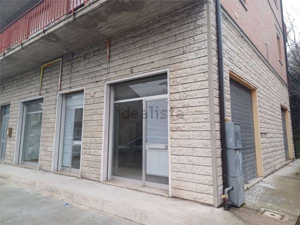 locale commerciale in vendita ad Urbino in zona Centro CittÃ