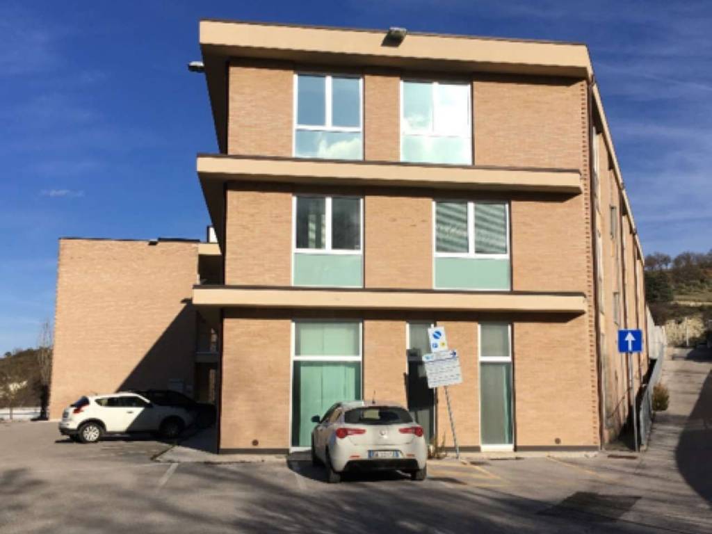 ufficio in vendita ad Urbino in zona Sasso