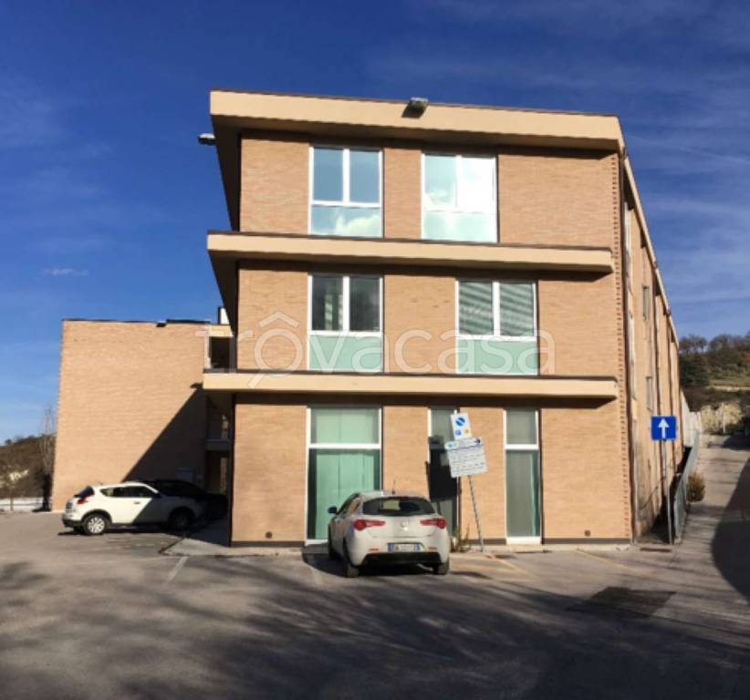 ufficio in vendita ad Urbino in zona Sasso