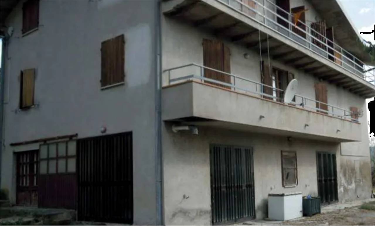 casa indipendente in vendita ad Urbino in zona Monte Calende