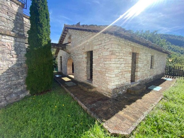 casa indipendente in vendita ad Urbino in zona Canavaccio