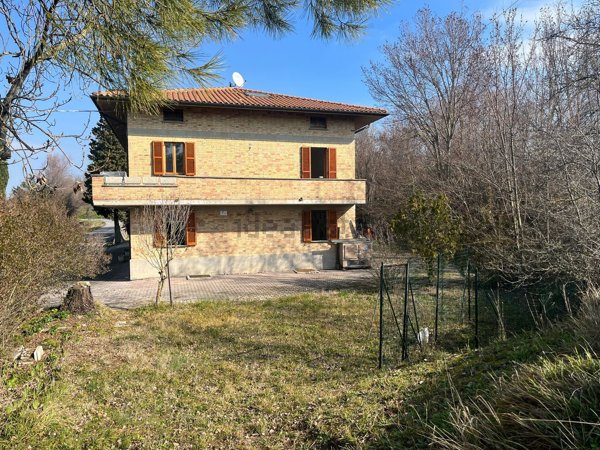 locale commerciale in vendita ad Urbino