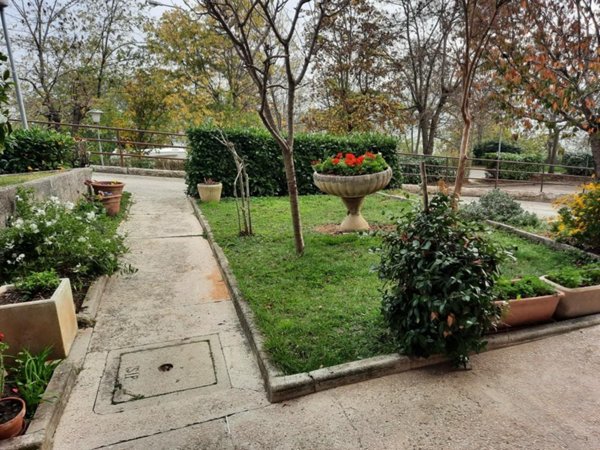 casa indipendente in vendita ad Urbino in zona Mazzaferro