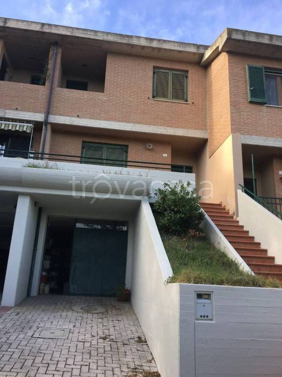 casa indipendente in vendita ad Urbino in zona Trasanni