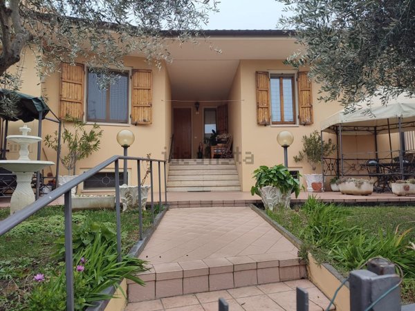 casa indipendente in vendita ad Urbino in zona Gadana